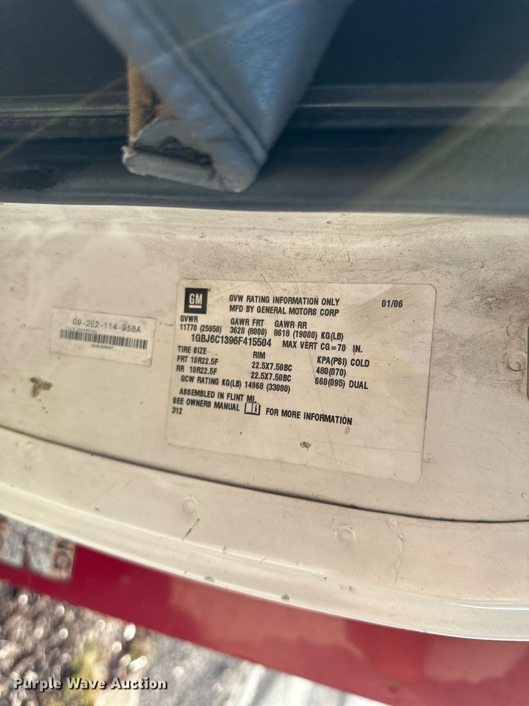 image for item DS3146 2006 Chevrolet C6500 chipper truck