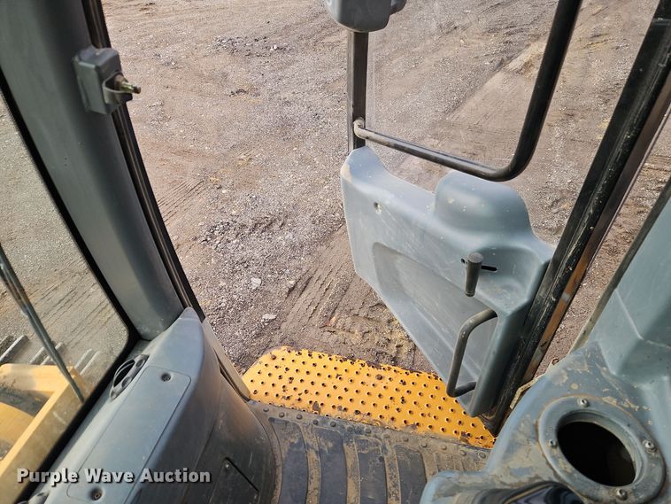 image for item DT7551 Liebherr LR 634 track loader