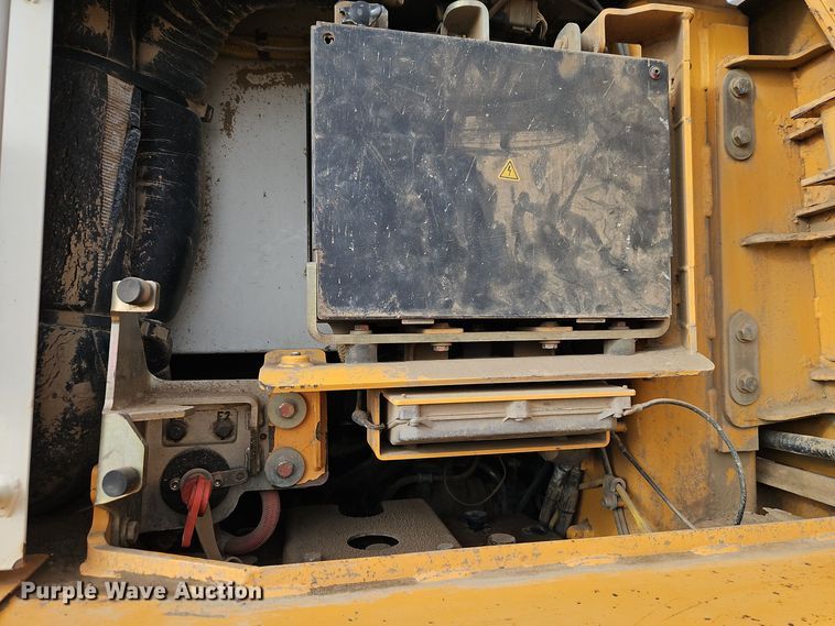 image for item DT7551 Liebherr LR 634 track loader