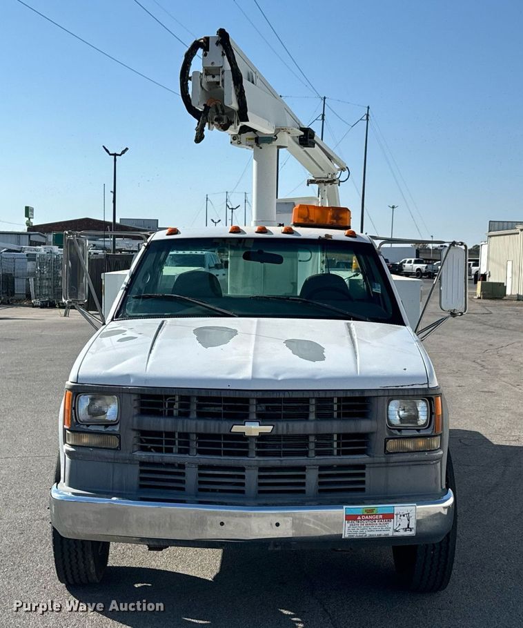 image for item DU9495 1999 Chevrolet C3500HD bucket truck