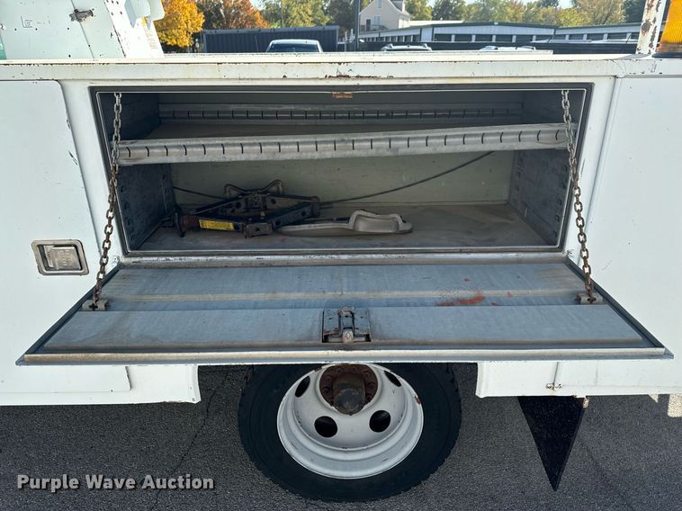 image for item DU9495 1999 Chevrolet C3500HD bucket truck