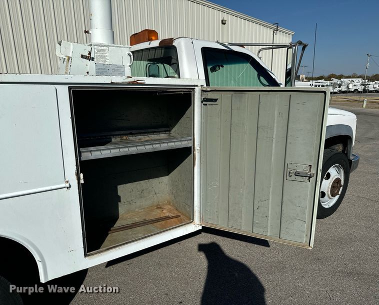 image for item DU9495 1999 Chevrolet C3500HD bucket truck