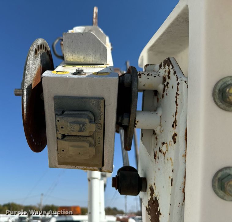 image for item DU9495 1999 Chevrolet C3500HD bucket truck