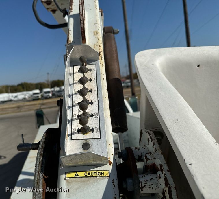 image for item DU9495 1999 Chevrolet C3500HD bucket truck