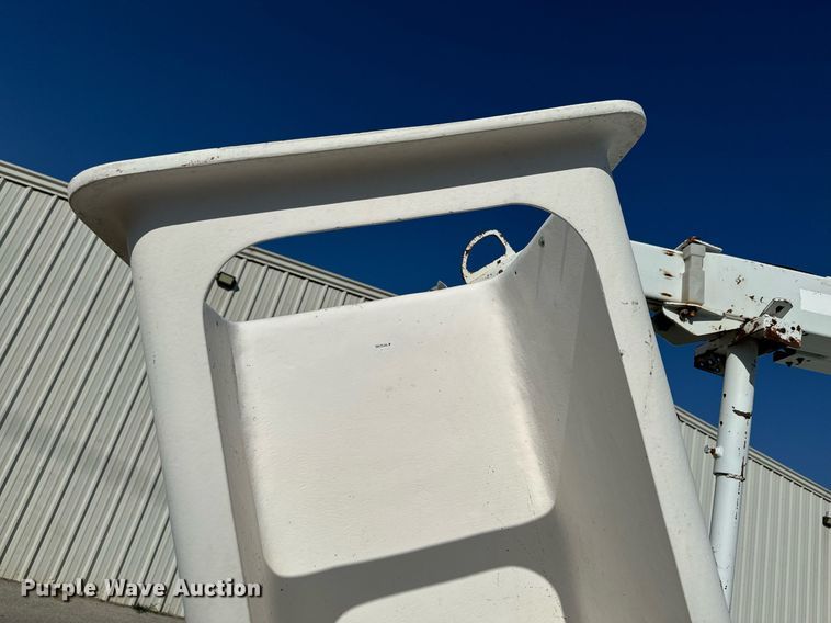 image for item DU9495 1999 Chevrolet C3500HD bucket truck