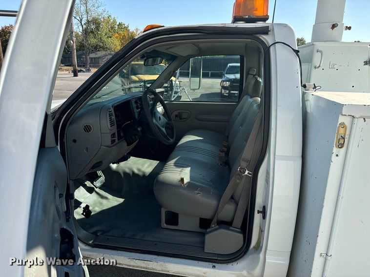 image for item DU9495 1999 Chevrolet C3500HD bucket truck