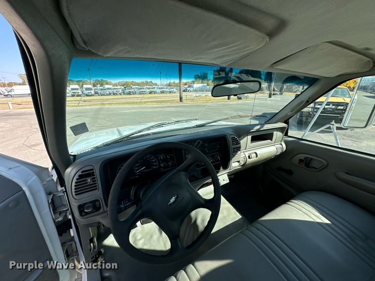 image for item DU9495 1999 Chevrolet C3500HD bucket truck