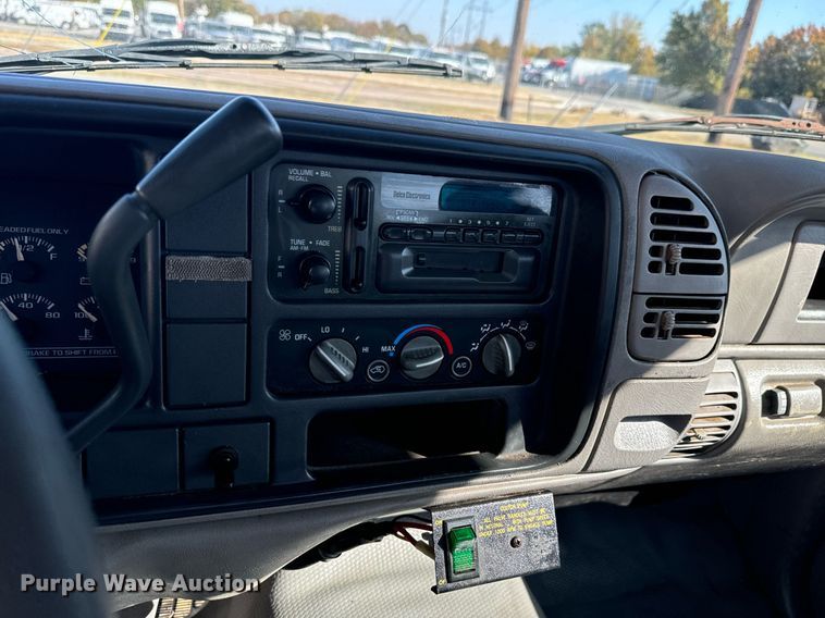 image for item DU9495 1999 Chevrolet C3500HD bucket truck