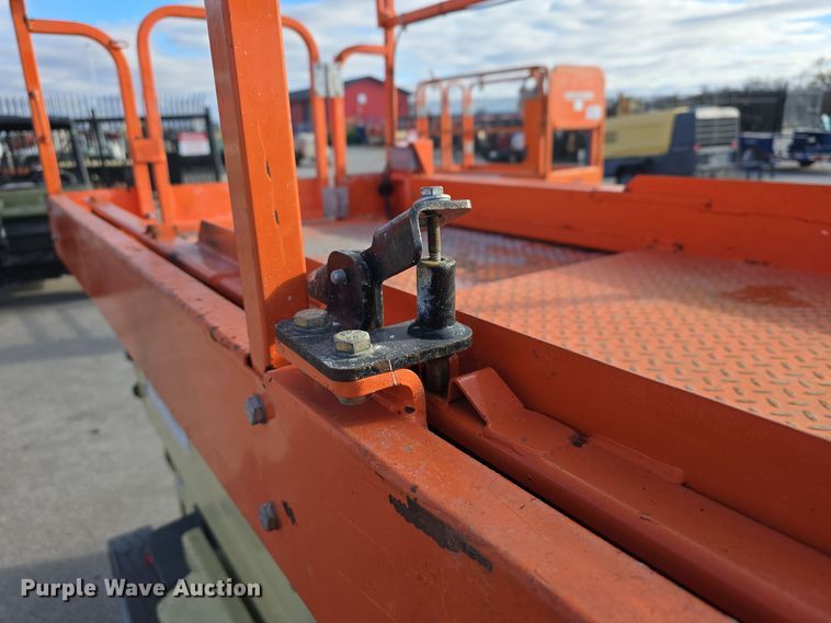 image for item DV0022 2017 JLG 2646 ES scissor lift