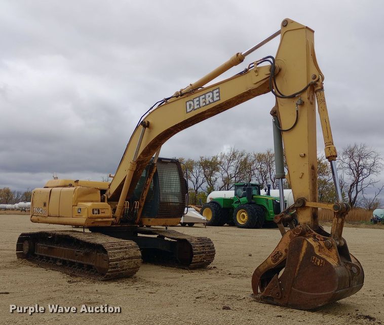 image for item DW0847 2002 John Deere 200C LC excavator