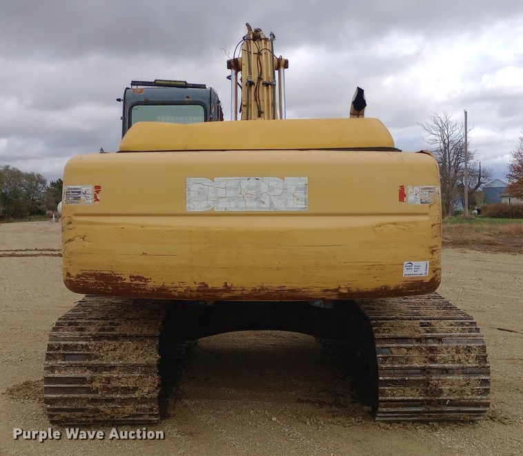image for item DW0847 2002 John Deere 200C LC excavator