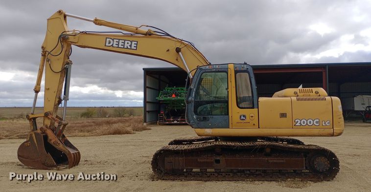 image for item DW0847 2002 John Deere 200C LC excavator