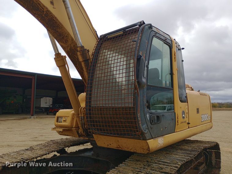 image for item DW0847 2002 John Deere 200C LC excavator
