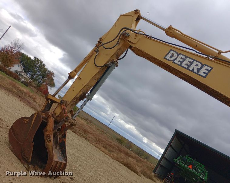 image for item DW0847 2002 John Deere 200C LC excavator