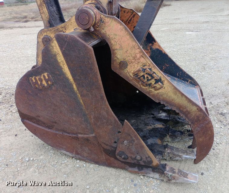 image for item DW0847 2002 John Deere 200C LC excavator