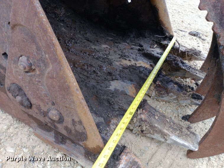 image for item DW0847 2002 John Deere 200C LC excavator