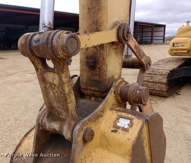 image for item DW0847 2002 John Deere 200C LC excavator