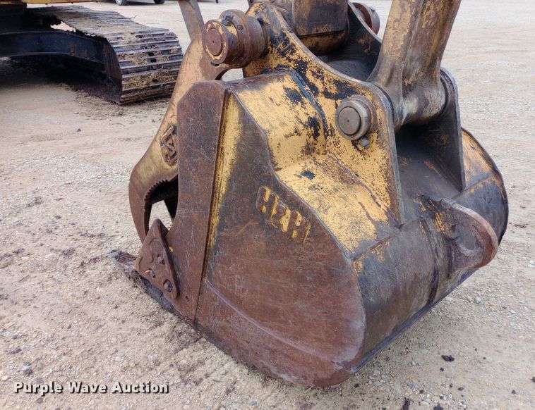 image for item DW0847 2002 John Deere 200C LC excavator