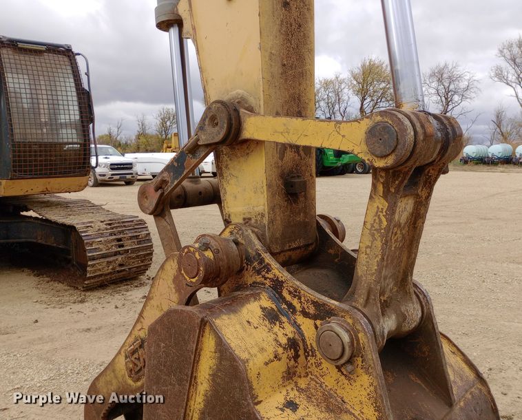 image for item DW0847 2002 John Deere 200C LC excavator