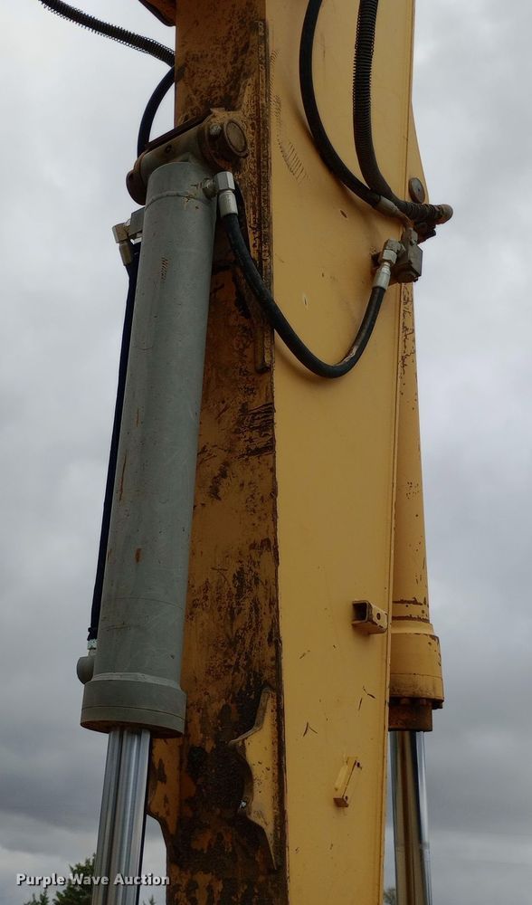 image for item DW0847 2002 John Deere 200C LC excavator