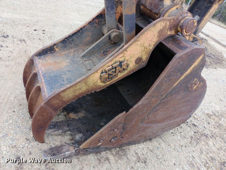 image for item DW0847 2002 John Deere 200C LC excavator