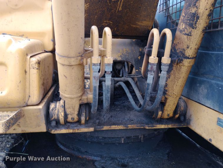 image for item DW0847 2002 John Deere 200C LC excavator