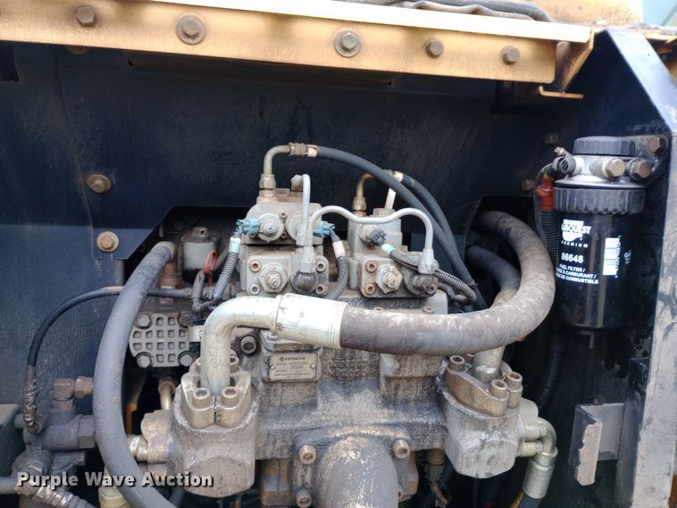 image for item DW0847 2002 John Deere 200C LC excavator