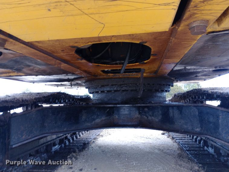 image for item DW0847 2002 John Deere 200C LC excavator