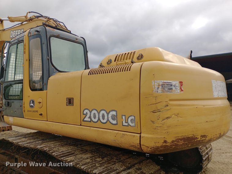 image for item DW0847 2002 John Deere 200C LC excavator