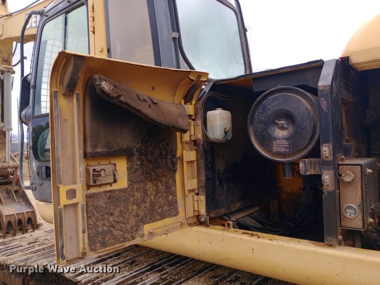 image for item DW0847 2002 John Deere 200C LC excavator