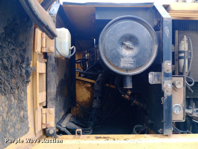 image for item DW0847 2002 John Deere 200C LC excavator