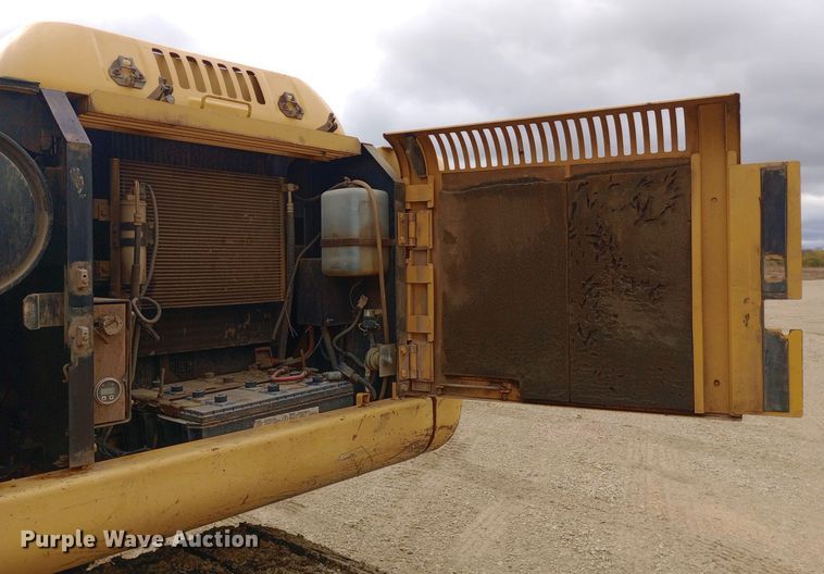 image for item DW0847 2002 John Deere 200C LC excavator