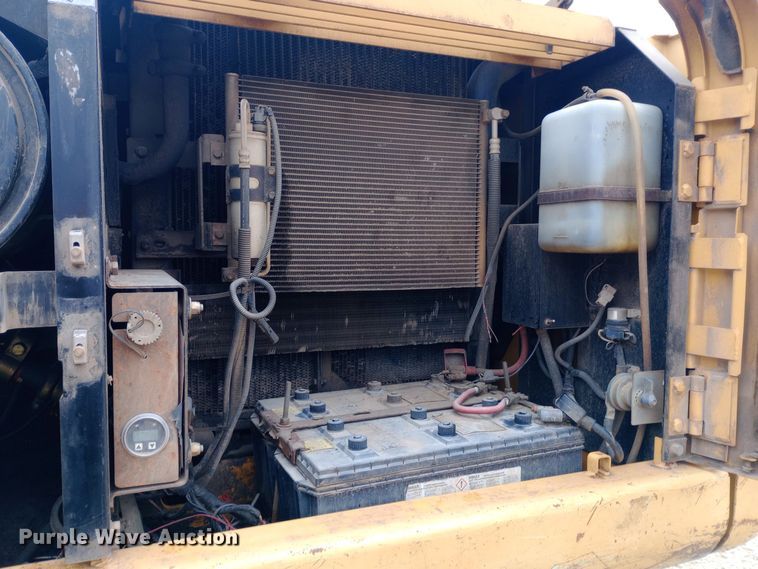 image for item DW0847 2002 John Deere 200C LC excavator