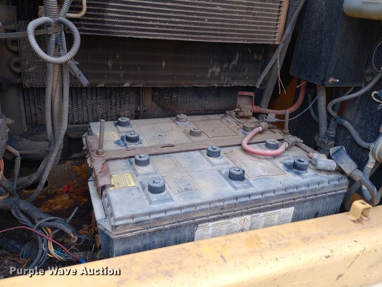 image for item DW0847 2002 John Deere 200C LC excavator