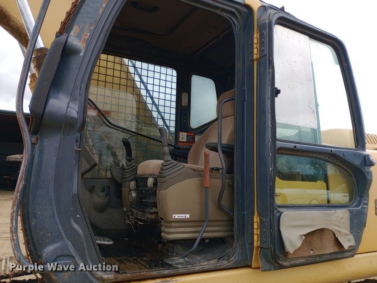 image for item DW0847 2002 John Deere 200C LC excavator