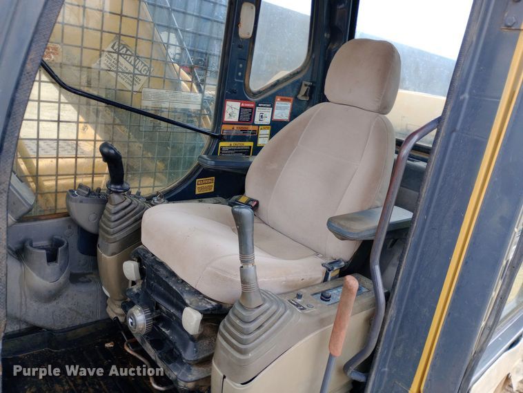 image for item DW0847 2002 John Deere 200C LC excavator