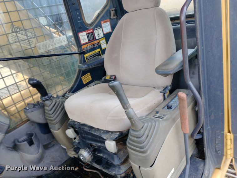 image for item DW0847 2002 John Deere 200C LC excavator