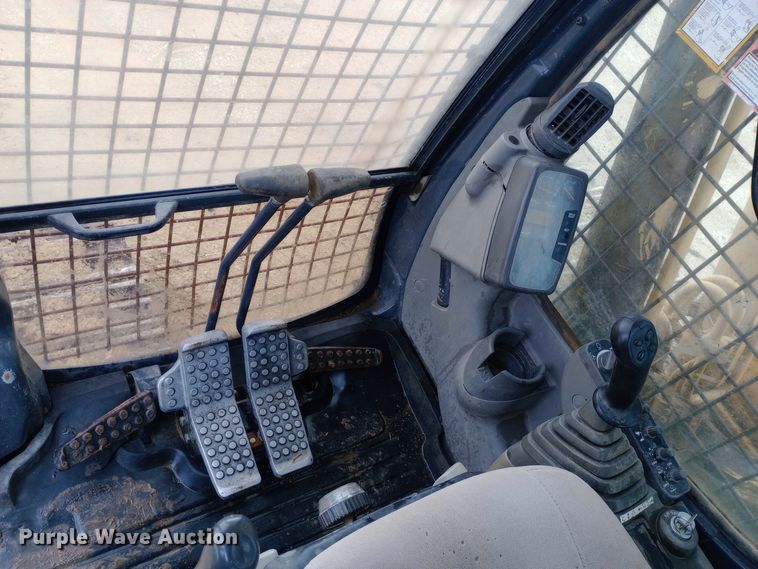 image for item DW0847 2002 John Deere 200C LC excavator