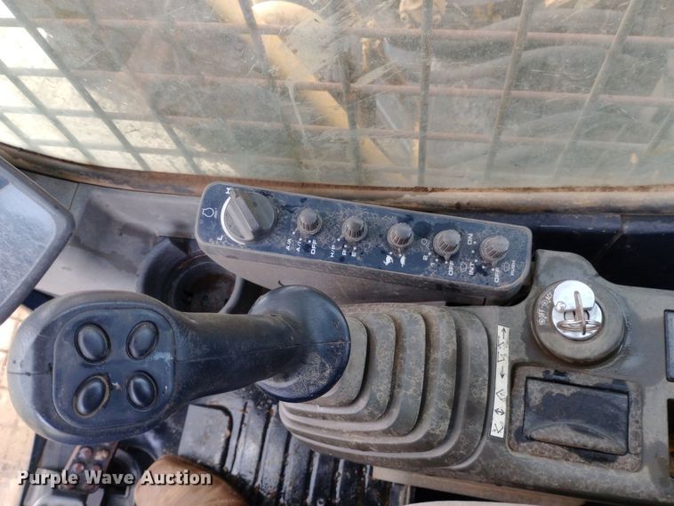 image for item DW0847 2002 John Deere 200C LC excavator