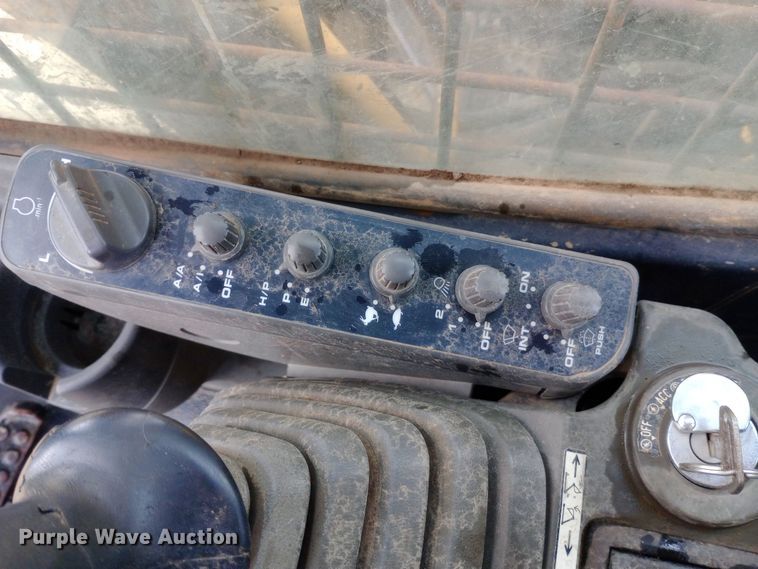 image for item DW0847 2002 John Deere 200C LC excavator