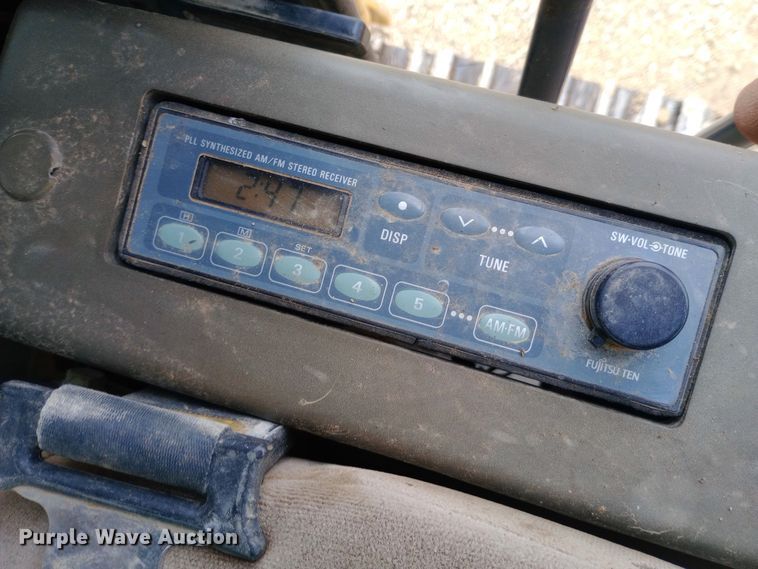 image for item DW0847 2002 John Deere 200C LC excavator