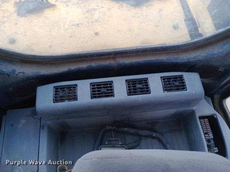 image for item DW0847 2002 John Deere 200C LC excavator