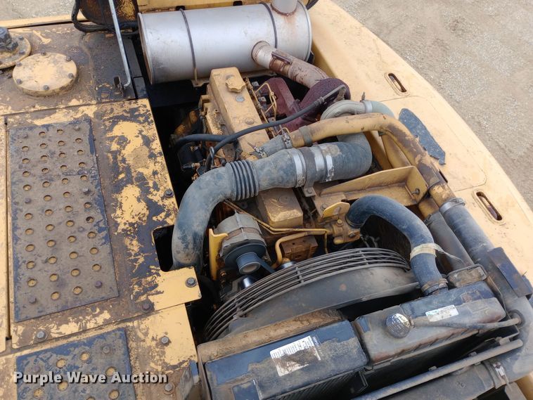 image for item DW0847 2002 John Deere 200C LC excavator