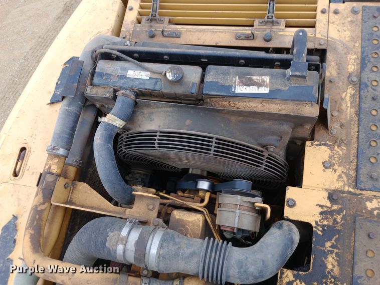 image for item DW0847 2002 John Deere 200C LC excavator