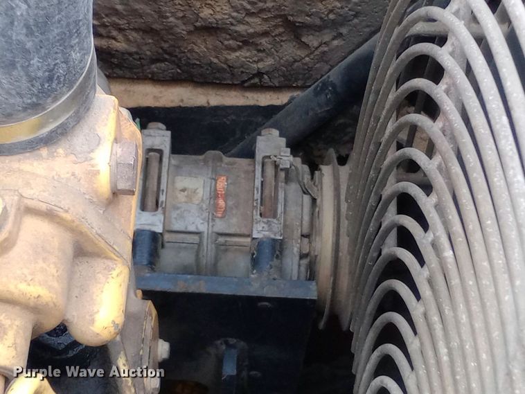 image for item DW0847 2002 John Deere 200C LC excavator