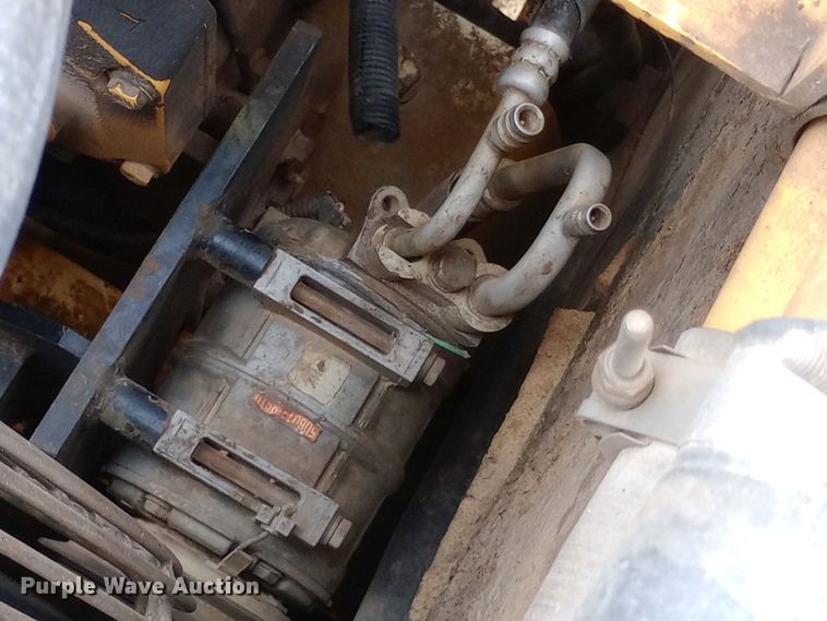 image for item DW0847 2002 John Deere 200C LC excavator