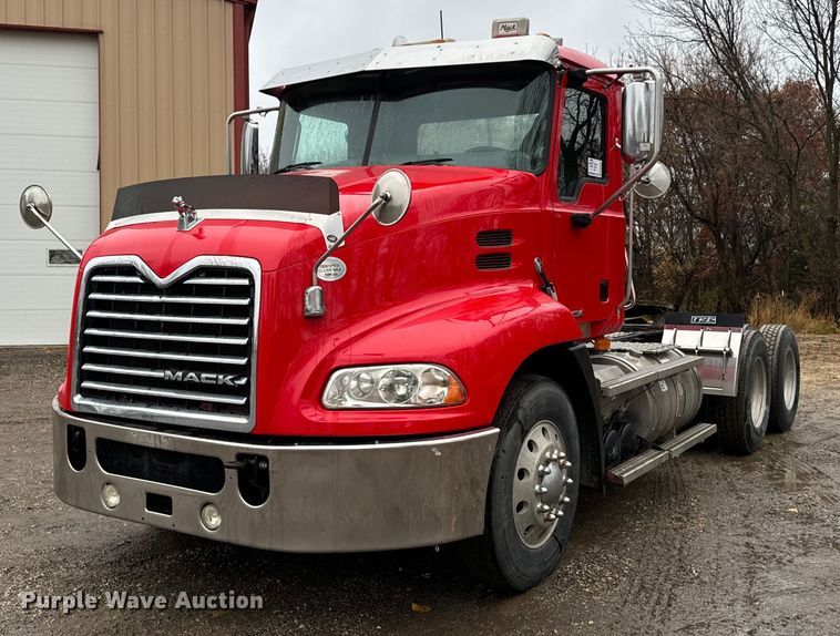 image for item DW2387 2009 Mack CXU613 semi truck
