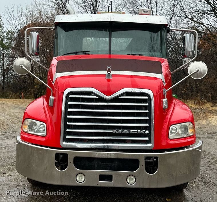 image for item DW2387 2009 Mack CXU613 semi truck