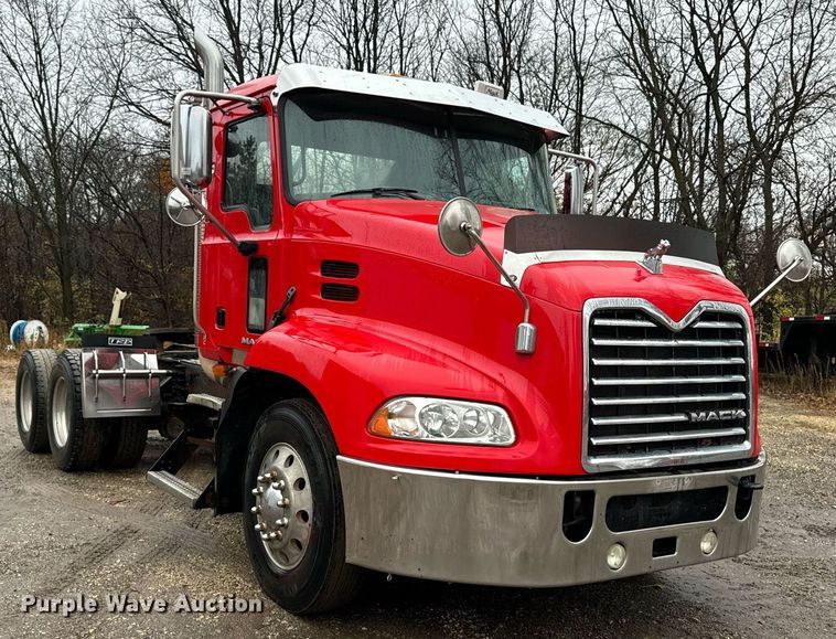 image for item DW2387 2009 Mack CXU613 semi truck