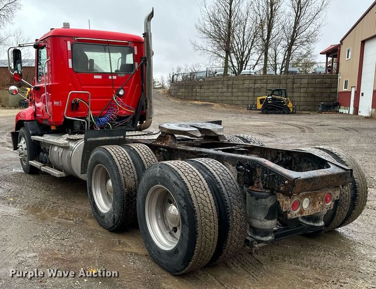 image for item DW2387 2009 Mack CXU613 semi truck